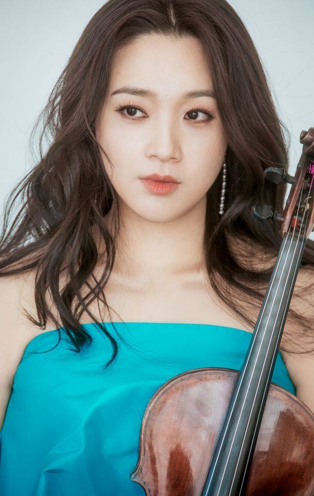 비올리스트 이한나가 오는 8월 4일 금호아트홀연세에서 최재혁 지휘자가 이끄는 현대음악 전문연주단제 앙상블블랭크와 함께 'Viola in My Life'라는 타이틀로 콘서트를 연다. ⓒ앙상블블랭크
