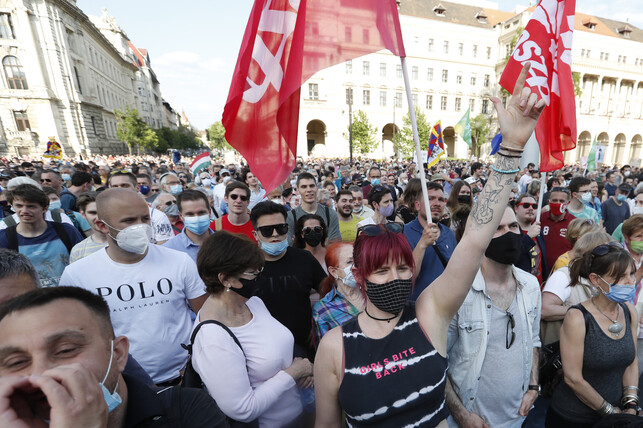 지난 5일(현지시각) 헝가리 부다페스트에서 시민들이 중국 푸단대 분교 건립 계획에 반대하는 시위를 하고 있다. 부다페스트/AP 연합뉴스