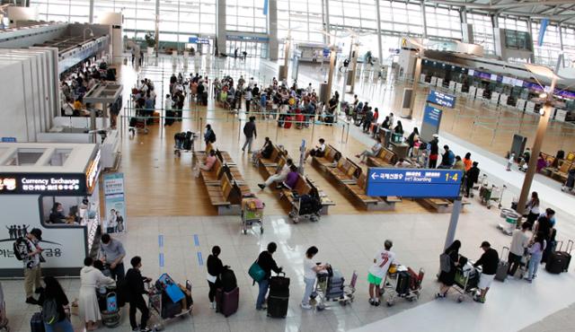 여행객들이 11일 오후 인천국제공항 제1터미널에서 출국하기 위해 줄을 서 있다. 영종도=뉴스1