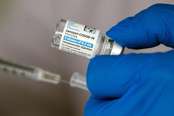 미국 캘리포니아주 로스앤젤레스의 한 병원에서 의료진이 얀센 백신을 주사기에 담고 있다. EPA=연합뉴스