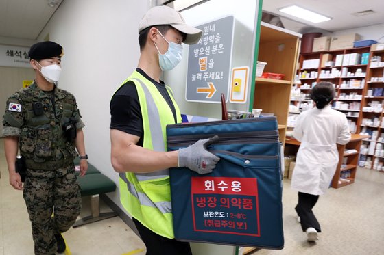 9일 오전 광주 광산구 신가병원에서 운송요원과 군인이 신종 코로나바이러스 감염증(코로나19) 얀센 백신이 담긴 상자를 배송하고 있다. 뉴스1