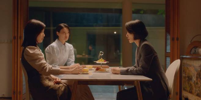tvN 드라마 <마인>의 세 주인공 서희수, 이혜진, 정서현(왼쪽부터)은 부계 혈통주의로 점철된 재벌 효원가의 폭력으로부터 자신만의 ‘내 것’을 지켜나가는 여성 연대를 보여준다. tvN 캡처