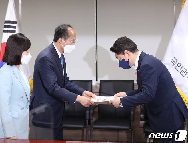 (서울=뉴스1) 신웅수 기자 = 추경호 국민의힘 원내수석부대표(가운데)가 11일 오전 서울 종로구 정부서울청사 내 국민권익위원회 산하 정부합동민원센터에서 김태응 국민권익위원회 부동산거래특별조사단장에게 국민의힘 국회의원 부동산 투기의혹 전수조사 의뢰서를 전달하고 있다.  국민의힘은 지난 9일 감사원에 부동산 전수조사를 의뢰했지만 감사원은 국회·법원·헌법재판소 소속 공무원은 감사원의 감찰 대상이 아니라며 불가 회신한 바 있다. 2021.6.11/뉴스1