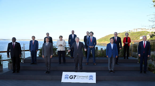 G7 정상회의 참석차 영국을 방문 중인 문재인 대통령이 지난 12일(현지시간) 영국 콘월 카비스베이 양자회담장 앞에서 참가국 정상들과 기념사진을 촬영하고 있다. 영국 총리실 제공