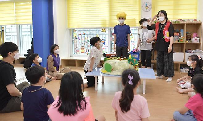 지난 8일 서울시 우리동네키움센터 강북1호점에서 아이들이 뮤지컬 수업에 참여하고 있다. 하상윤 기자