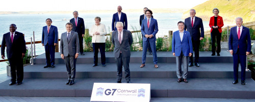 G7 정상회의 참석차 영국을 방문 중인 문재인 대통령이 12일(현지시간) 영국 콘월 카비스베이 양자회담장 앞에서 참가국 정상들과 기념사진을 촬영하고 있다. / 연합뉴스