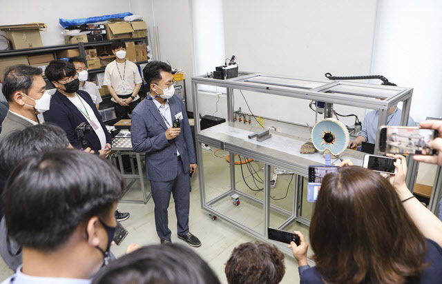 한국기계연구원 연구진이 개발하고 있는 로보틱휠체어. 로봇이 변형돼 경사가 있는 장애물을 오를 수 있다.(사진=한국기계연구원)