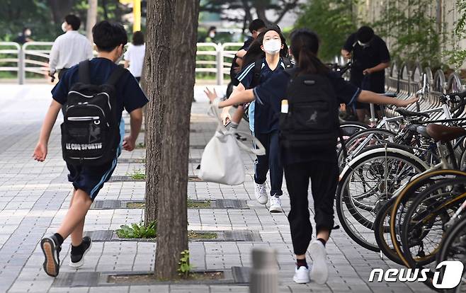 서울 한 중학교에서 14일 학생들이 친구들과 반갑게 인사를 나누며 등교하고 있다./뉴스1 © News1 사진공동취재단
