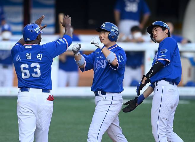 삼성 라이온즈 이원석(가운데)이 15일 잠실 두산 베어스전에서 1회초 2사 만루때 좌월 만루 홈런을 날리고 그라운드를 돌아 홈인해 하이파이브 하고 있다.(삼성 라이온즈 제공)© 뉴스1