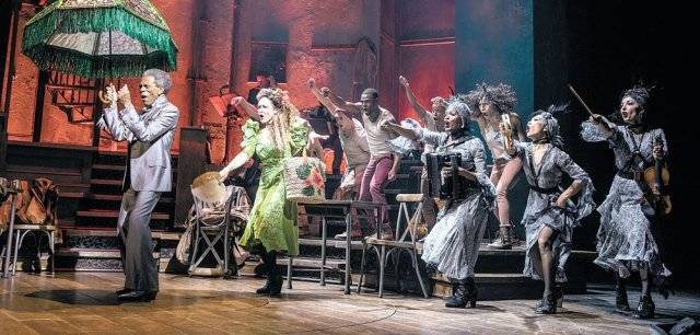 ‘하데스타운’에서 헤르메스와 페르세포네가 지하세계를 묘사하는 ‘Way Down Hadestown’을 부르는 장면. 아나이스 미첼(왼쪽 아래 사진)은 17세부터 작곡을 시작했다. 그는 뮤지컬 ‘하데스타운’의 토대가 된 동명의 앨범에 대해 “내가 한 작업 중 가장 독특했던 프로젝트 앨범이 좋은 평을 받아 기쁘다. 이 작업을 통해 자신의 꿈과 행복을 따라가야 한다는 걸 깨달았다”고 말했다. 클립서비스 제공