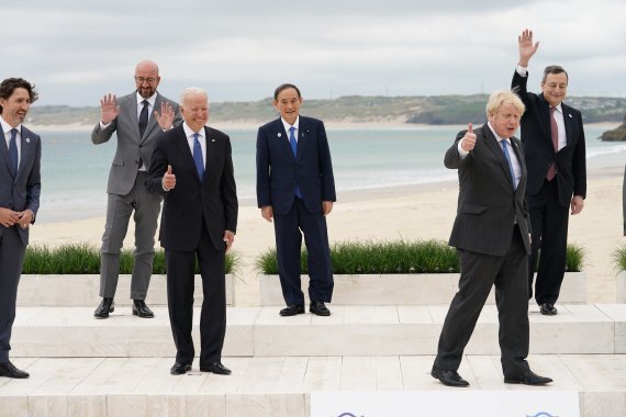 지난 11일(현지시간) 영국 콘월에서 열린 주요7개국(G7)정상회의 기념촬영. AP뉴시스