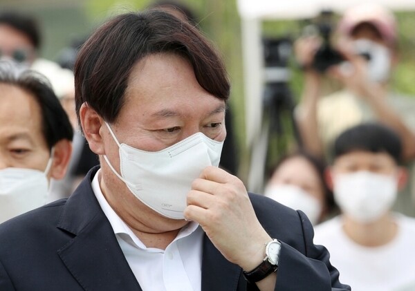 윤석열 전 검찰총장이 지난 9일 서울 남산예장공원 개장식에서 마스크를 고쳐쓰고 있다. 연합뉴스