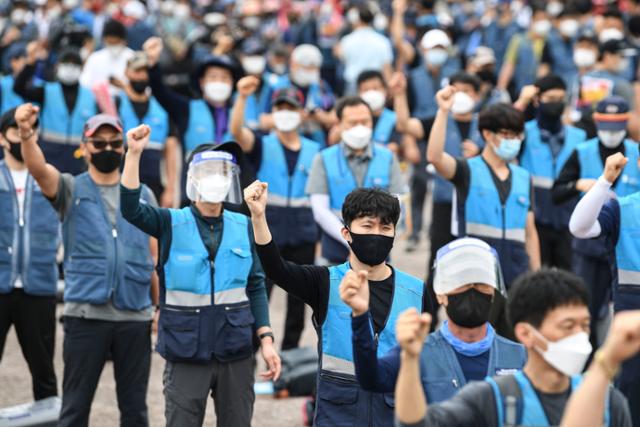 15일 서울 여의도공원에서 상경투쟁하고 있는 택배노조 조합원들. 이한호 기자