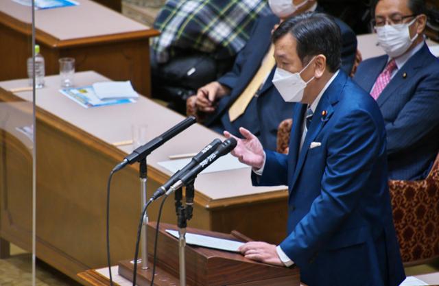 9일 일본 국회에서 열린 당수 토론에서 에다노 유키오 입헌민주당 대표가 스가 요시히데 일본 총리와 토론하고 있다. 도쿄=UPI 연합뉴스