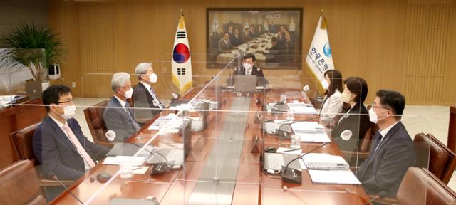 지난달 27일 열린 한국은행 금융통화위원회 본회의에서 이주열(가운데) 한은 총재가 발언하고 있다. 한국은행 제공