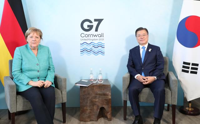 문재인(오른쪽) 대통령이 12일 영국 콘월 카비스베이에서 앙겔라 메르켈 독일 총리와 회담하고 있다. 연합뉴스