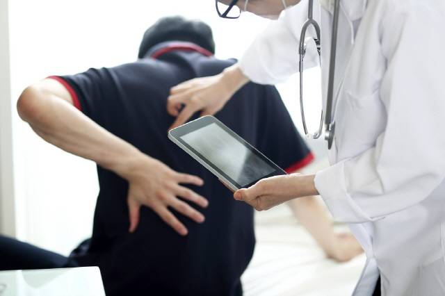 근육통, 척추질환 외에 등에 위치한 장기 문제에 의해서도 등 통증이 생길 수 있다./사진=클립아트코리아