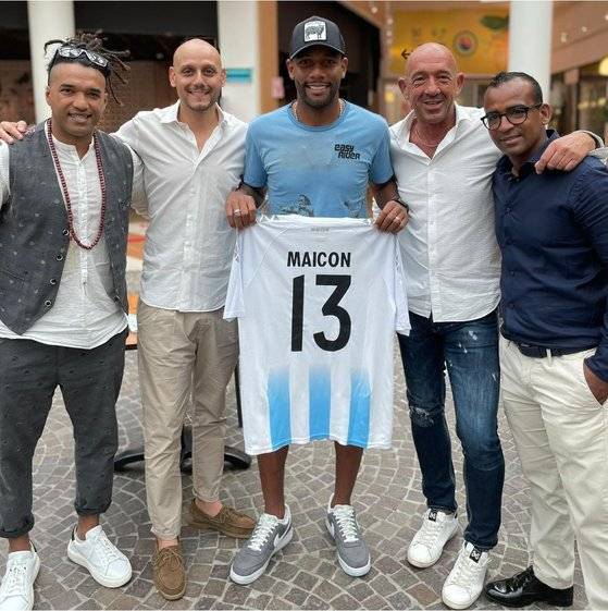 산 마리노 트레 페네와 계약한 마이콘(가운데). 트레 페네 SNS