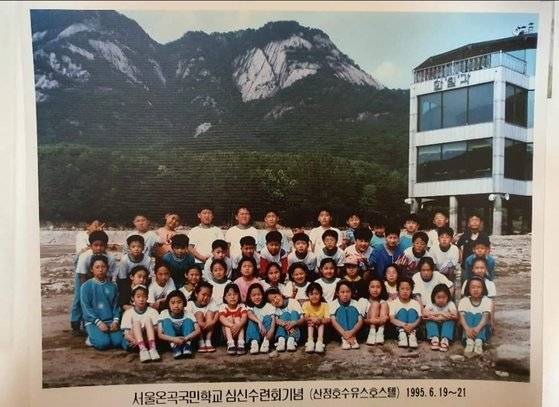이준석 국민의힘 대표가 지난 1995년 서울 노원구 상계동의 온곡초등학교에 재학 중일 때 수학여행에서의 단체 사진. 세 번째 줄, 오른쪽에서 두 번째에 하얀 옷을 입고 있는 게 이 대표다.