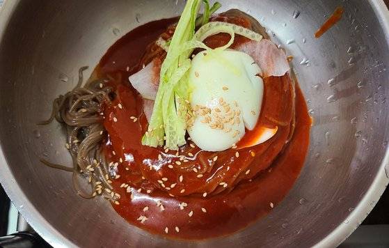 사곶냉면의 비빔냉면. 소스에서 고추장 맛이 강하게 났다.