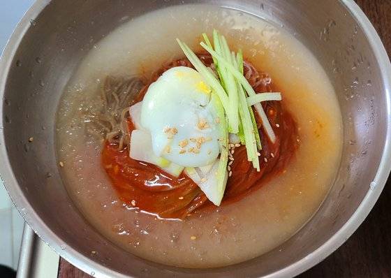 사곶냉면의 반냉면. 비빔냉면에 물냉면 육수를 부었다.
