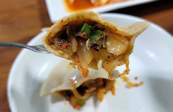 백령도 대표 별미 짠지떡. 김치만두처럼 보이지만 엄연한 떡이다.