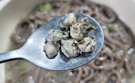 메밀칼국수와 갯굴. 손톱만 한 작은 갯굴을 넣어 육수를 낸다.