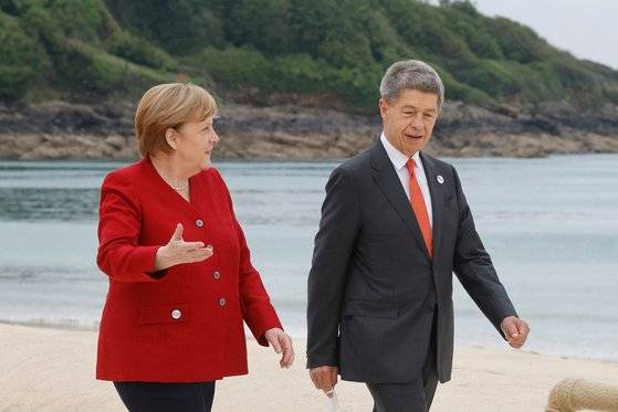 앙겔라 메르켈(왼쪽) 독일 총리와 남편 요아힘 자우어가 2021년 G7 초청국 공식 환영식에 참석한 모습. AFP=연합뉴스