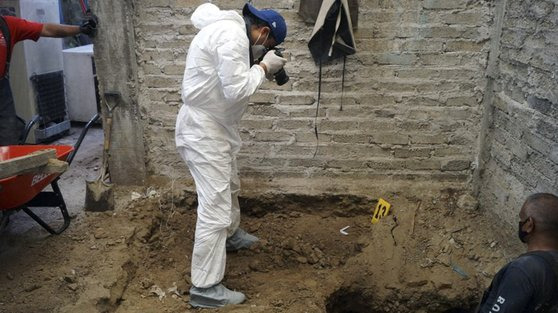 지난 5월 멕시코주 검찰이 연쇄살인 용의자의 주거지를 조사하고 있는 모습. AFP=연합뉴스