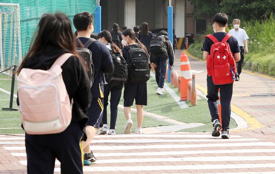 수도권 중학교 등교수업이 확대된 14일 서울 동대문구 장평중학교에서 학생들이 등교를 하고 있다. 뉴스1