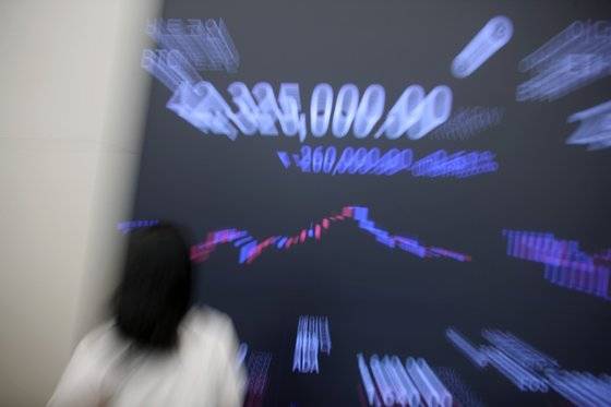 지난 11일 기습적인 업비트의 상장폐지와 유의종목 공지 발표 이후 해당 종목은 일제히 급락했다. 사진은 서울 강남구 업비트 라운지 전광판