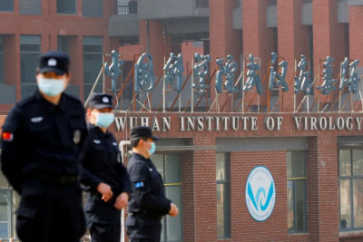 지난 2월 중국 우한바이러스 연구소 앞에 보안요원들이 서 있다. 로이터연합뉴스
