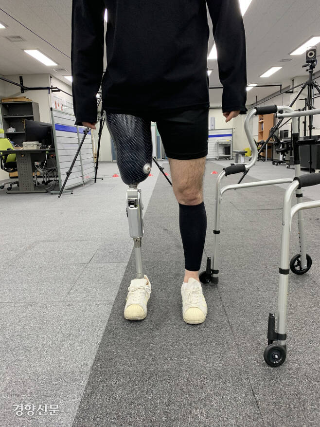 무릎형 로봇 의족 착용 모습. 한국기계연구원 제공