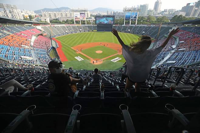 Masked spectators returned to baseball stadiums on Sunday. (Yonhap)