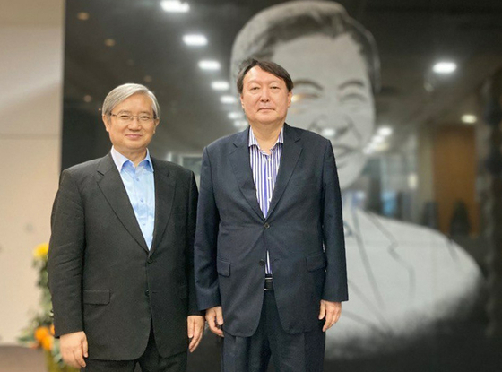 Former Prosecutor General Yoon Seok-youl, right, poses for a photograph with Kim Seong-jae, director of the Kim Dae-jung Presidential Library and Museum in Seogyo-dong, Mapo District, in western Seoul after his visit on Friday. [YONHAP]