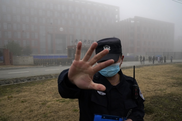 지난 2월 중국 후베이성 우한시의 바이러스연구소에서 한 보안요원이 기자들의 접근을 막고 있다. 사진은 AP. 뉴시스