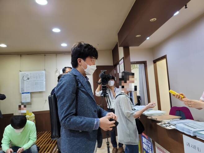 이준석 국민의힘 당 대표가 15일 서울 노원구의 한 병원을 찾아 코로나19 백신 접종을 기다리고 있다./사진=이창섭 기자