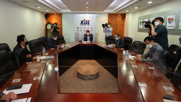 KBL은 15일 오전 서울 강남구 KBL센터에서 재정위원회를 열고 2013년 9월 승부조작으로 제명된 강동희 전 감독을 재심의, 징계를 유지하기로 했다.  연합뉴스