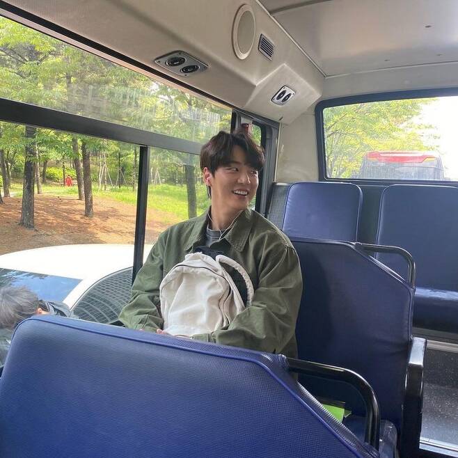 Actor Yoon Shi-yoon is on the Way to Work Bus.On June 15, Yoon Shi-yoon posted a picture with the article Way to work, please join me! On the official Instagram of the agency.The photo shows Yoon Shi-yoon sitting in a bus and smiling brightly at the window.In casual clothes, he grabbed his backpack in his arms and attracted attention with his ordinary daily atmosphere.In fact, this is the scene of the OTT Wave original drama Yu Reese Me Up shooting, which raised fans expectations with a surprise spoiler cut before the broadcast.Yu Reiz Me Up is a sexy comedy drama in which Yong-sik, a 30-year-old head-down, reunites his first love Luda (Ahn Hee-yeon) as a urologist and stands as the main character of his life at the end of twists and turns.Yoon Shi-yoon is divided into a 31-year-old public prosecutors theft-style station; Wave will be released alone this summer.