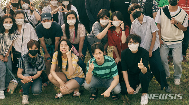 [서울=뉴시스] 영화 '롱디' 크랭크업. (사진=제작사 트웰브져니 제공) 2021.06.15 photo@newsis.com