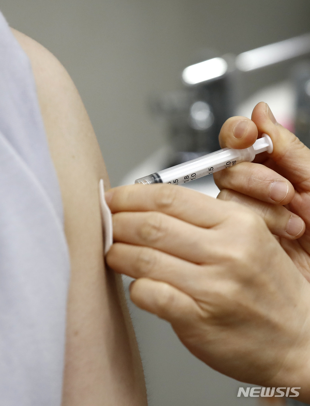 [서울=뉴시스] 한 시민이 백신 접종을 받고 있다. (사진=뉴시스DB)