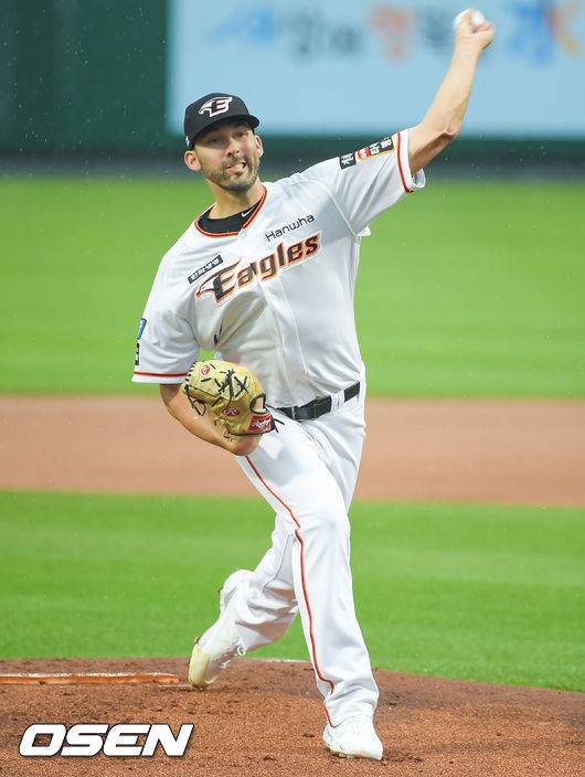 [OSEN=대전,박준형 기자] 15일 오후 대전 한화생명이글스파크에서 2021 신한은행 SOL KBO리그 한화 이글스와 롯데 자이언츠의 경기가 진행됐다.1회초 한화 선발투수 카펜터가 역투하고 있다.  21.06.15 / soul1014@osen.co.kr