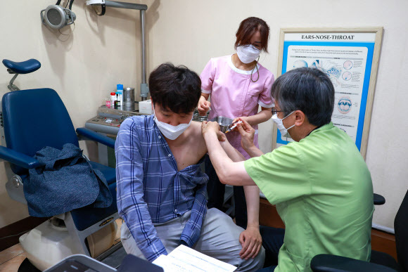 민방위 대원인 이준석 국민의힘 대표가 15일 오전 서울 노원구의 한 병원에서 코로나19 얀센 백신을 접종하고 있다. 국회사진취재단