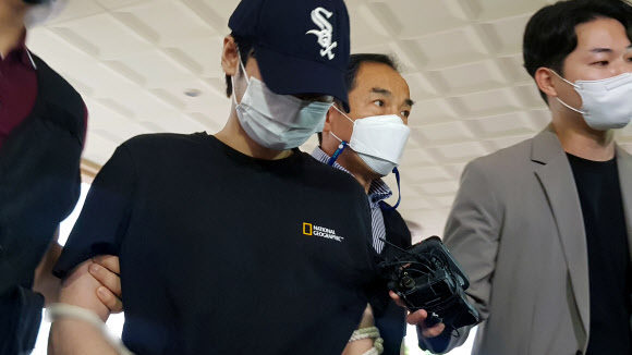 마포 오피스텔 감금 살인 사건의 피의자 중 한명이 15일 오전 서울 마포구 서울서부지방법원에서 열린 구속 전 피의자 심문에 출석하고 있다. 뉴시스