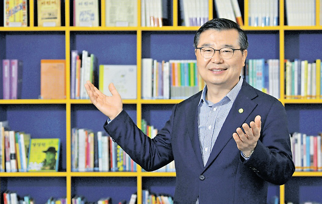 류경기 중랑구청장이 14일 상봉동에 있는 방정환교육지원센터에서 센터의 방향과 앞으로 진행할 프로그램을 소개하고 있다. 지난달 문을 연 센터는 앞으로 중랑구 교육의 컨트롤타워 역할을 할 예정이다. 박지환 기자 popocar@seoul.co.kr