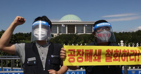 지난해 9월 서울 여의도 국회 앞에서 대우버스 노조원들이 울산공장 정상가동을 촉구하고 있다. /연합뉴스