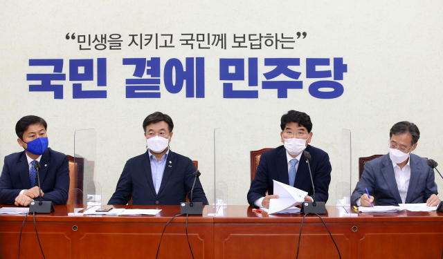 박완주(오른쪽 두 번째) 더불어민주당 정책위의장이 15일 서울 여의도 국회에서 열린 원내대책회의에서 발언하고 있다. /성형주기자