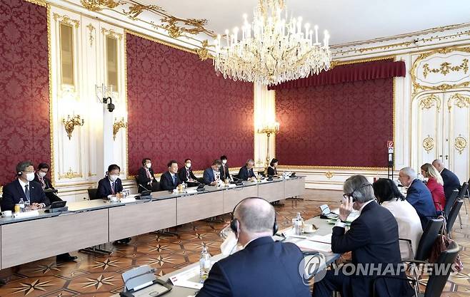 한-오스트리아 정상회담 (비엔나[오스트리아]=연합뉴스) 이진욱 기자 = 오스트리아를 국빈 방문 중인 문재인 대통령이 14일(현지시간) 비엔나 호프부르크궁에서 알렉산더 판데어벨렌 대통령과 정상회담을 하고 있다. 2021.6.14 cityboy@yna.co.kr