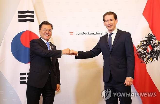 오스트리아 총리와 인사하는 문 대통령 (빈[오스트리아]=연합뉴스) 이진욱 기자 = 오스트리아를 국빈 방문중인 문재인 대통령이 14일(현지시간) 빈 총리실에서 제바스티안 쿠르츠 총리와 인사하고 있다.  2021.6.14 cityboy@yna.co.kr