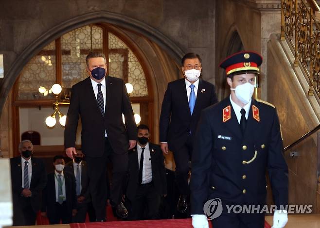 빈 시청 방문한 문 대통령 (빈[오스트리아]=연합뉴스) 이진욱 기자 = 오스트리아를 국빈 방문중인 문재인 대통령이 14일(현지시간) 빈 시청을 방문, 미카엘 루드비히 비엔나 시장 등 관계자 영접을 받고 있다. 2021.6.15 cityboy@yna.co.kr
